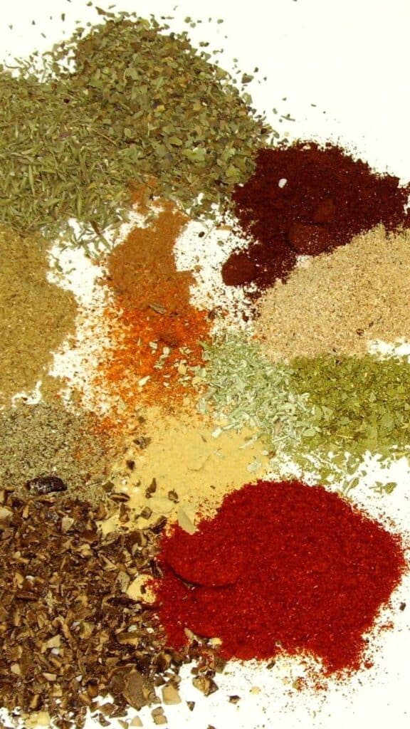 Vielfalt an bunten Gewürzen