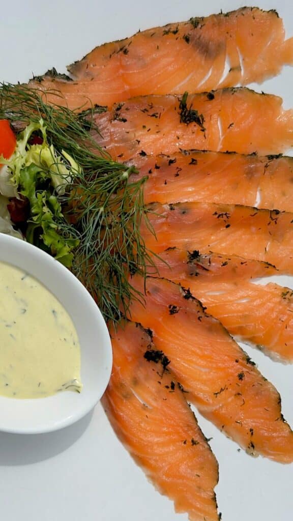 Graved Lachs mit Dill und Sauce