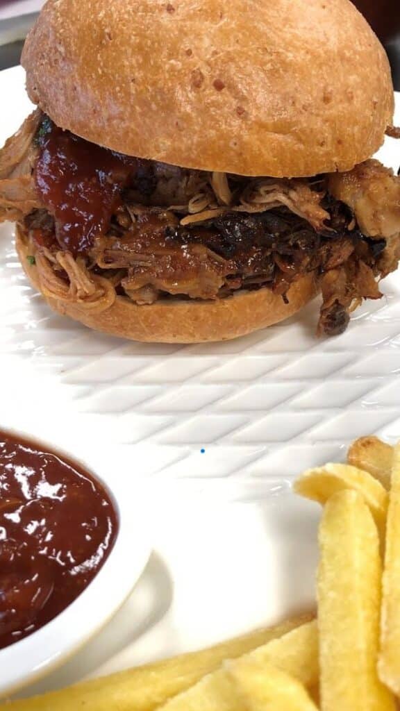 Burger mit Pulled Pork und Pommes
