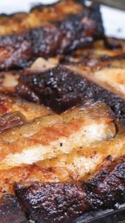 Knuspriger Schweinebauch auf einem Blech