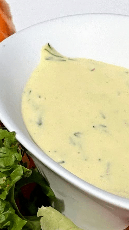 Dill-Senfsauce in weißer Schüssel